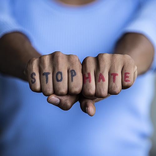 Zwei Fäuste auf denen "Stop Hate" steht.