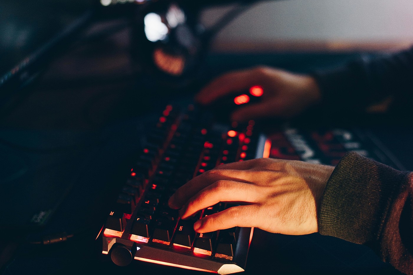 Symbolbild einer gesichtslosen Person, die auf einer Computertastatur schreibt